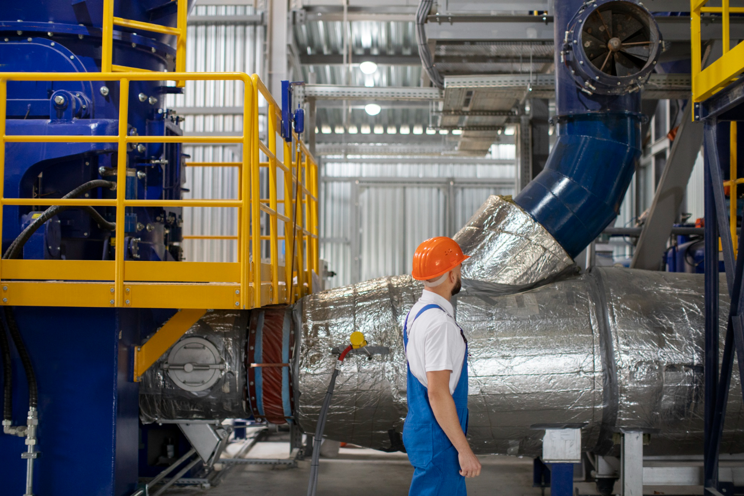 Trabalhador realizando uma inspeção para um futuro Ensaio Não Destrutitovos em ambiente industrial